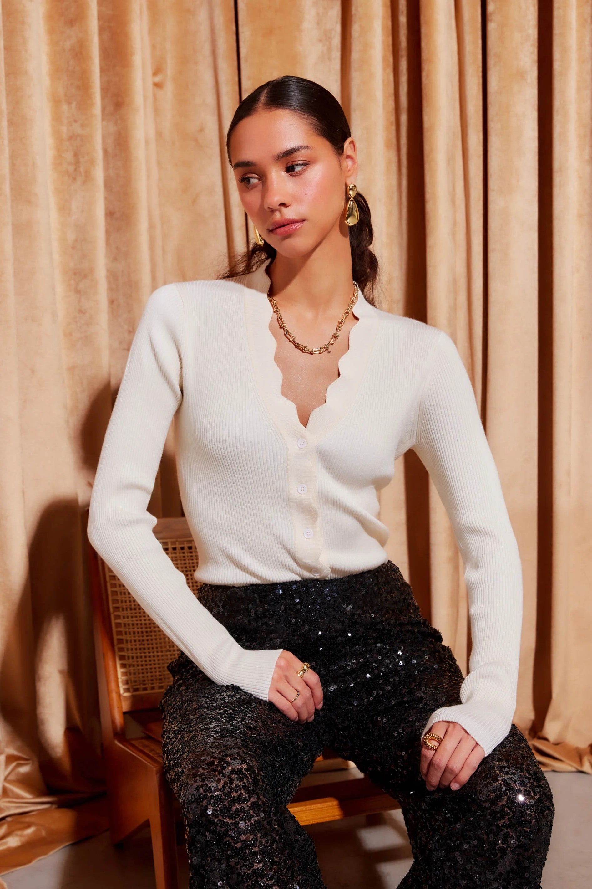 BLISS SCALLOP EDGE CARDIGAN - Sweaters - Sassanova