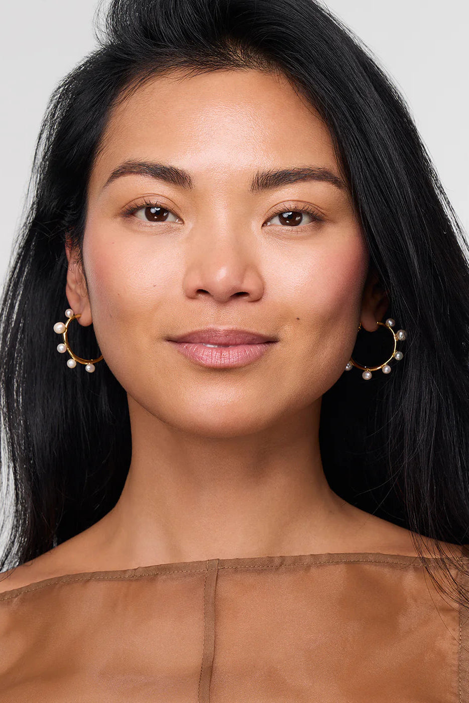 MINI ISLA PEARL HOOPS- GOLD/WHITE - Earrings - Sassanova