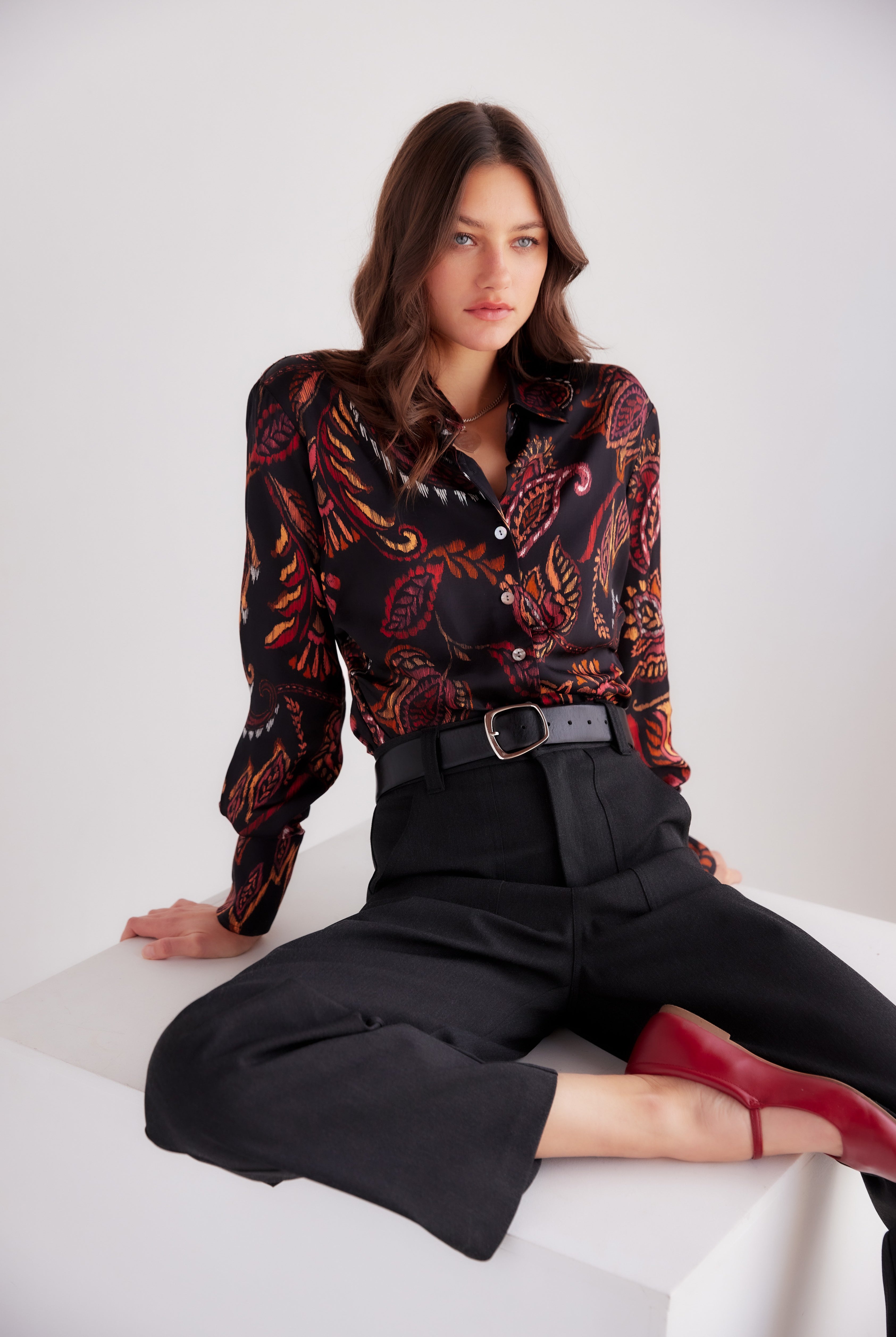 TAWNIE SIDE PLEATED SHIRT (4F41500) with black base color and red and orange paisley print-sassanova