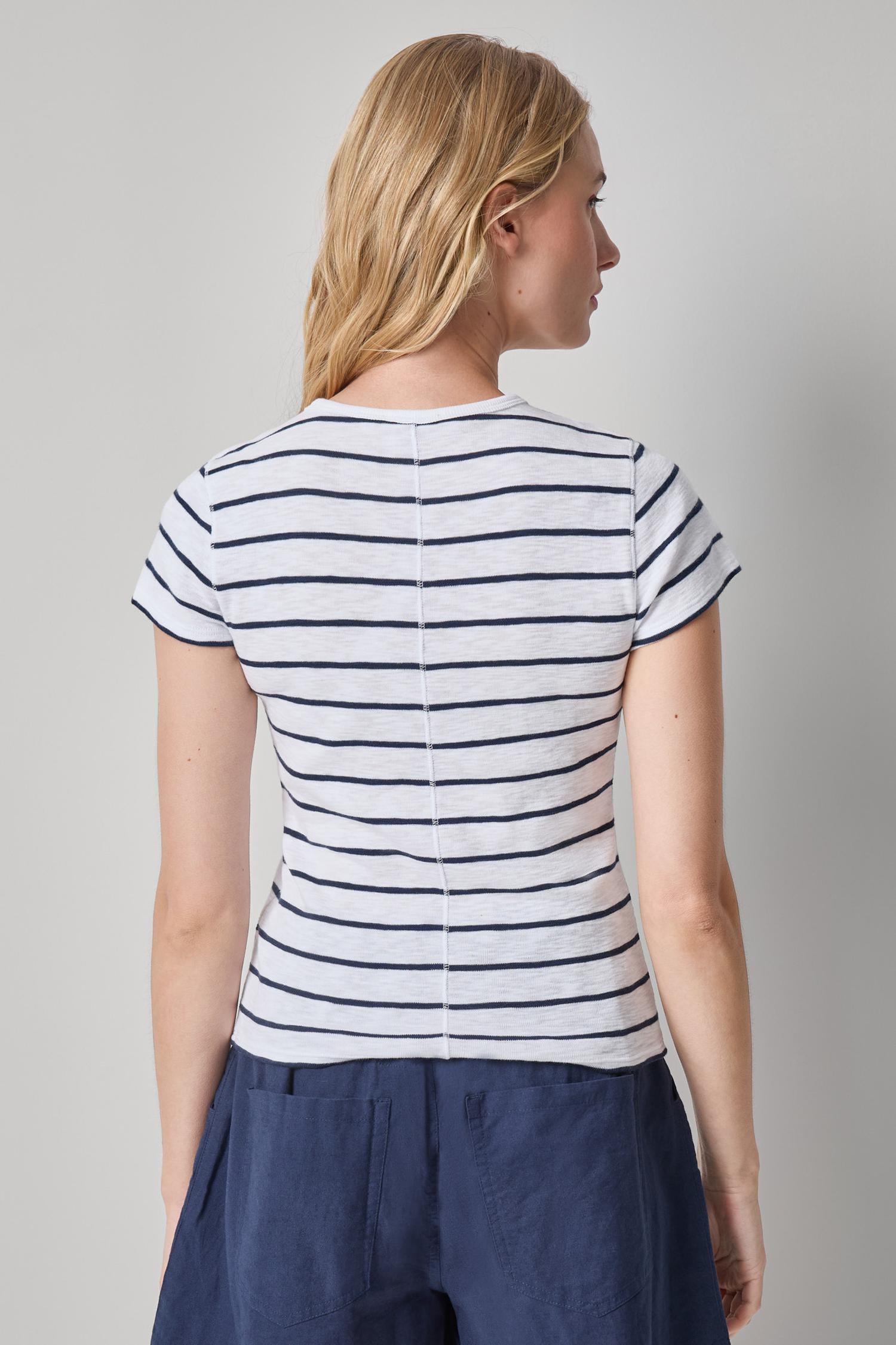 STRIPED SHORT SLEEVE TEE - T-shirts - Sassanova
