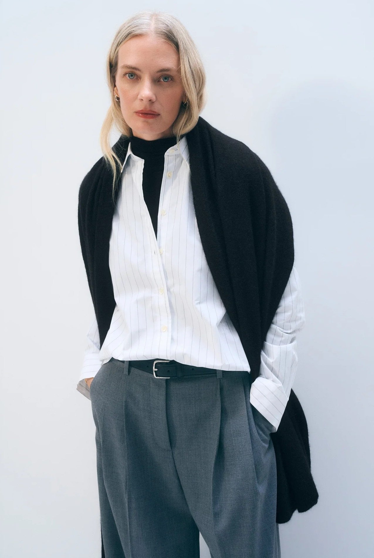 CASHMERE TRAVEL WRAP in black-sassanova