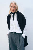 CASHMERE TRAVEL WRAP in black-sassanova