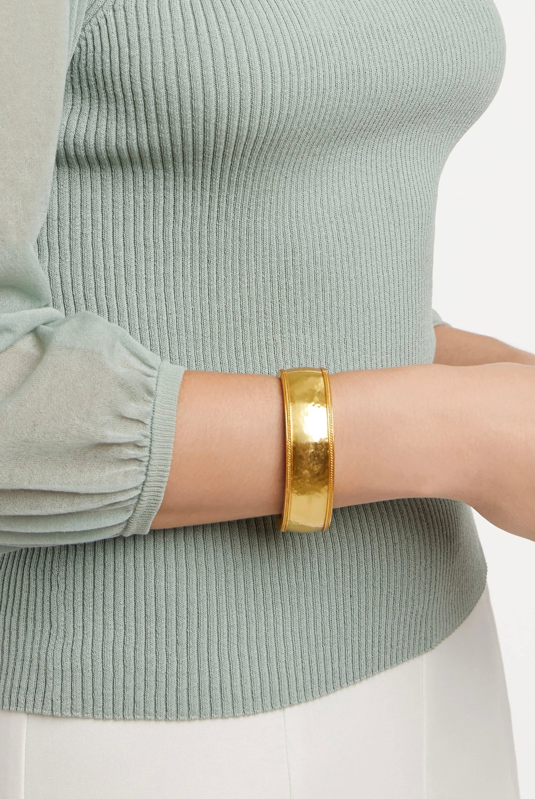 CANNES STATEMENT HINGE BRACELET- GOLD
sassanova