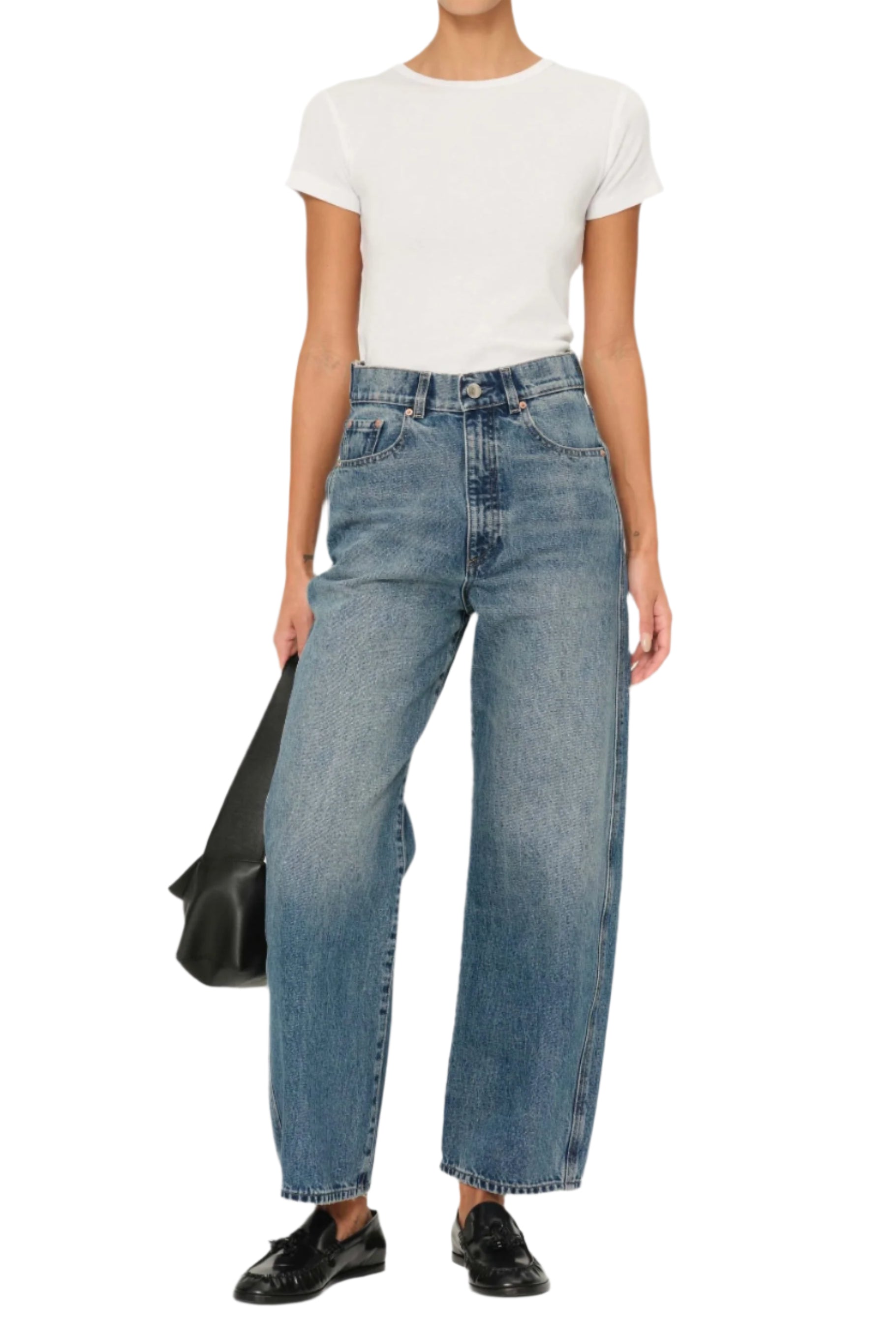 Person wearing blue jeans and a white t-shirt on a white backgroundKARMINE
sassanova