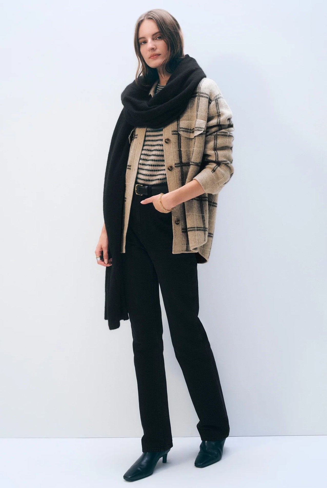 CASHMERE TRAVEL WRAP in black-sassanova