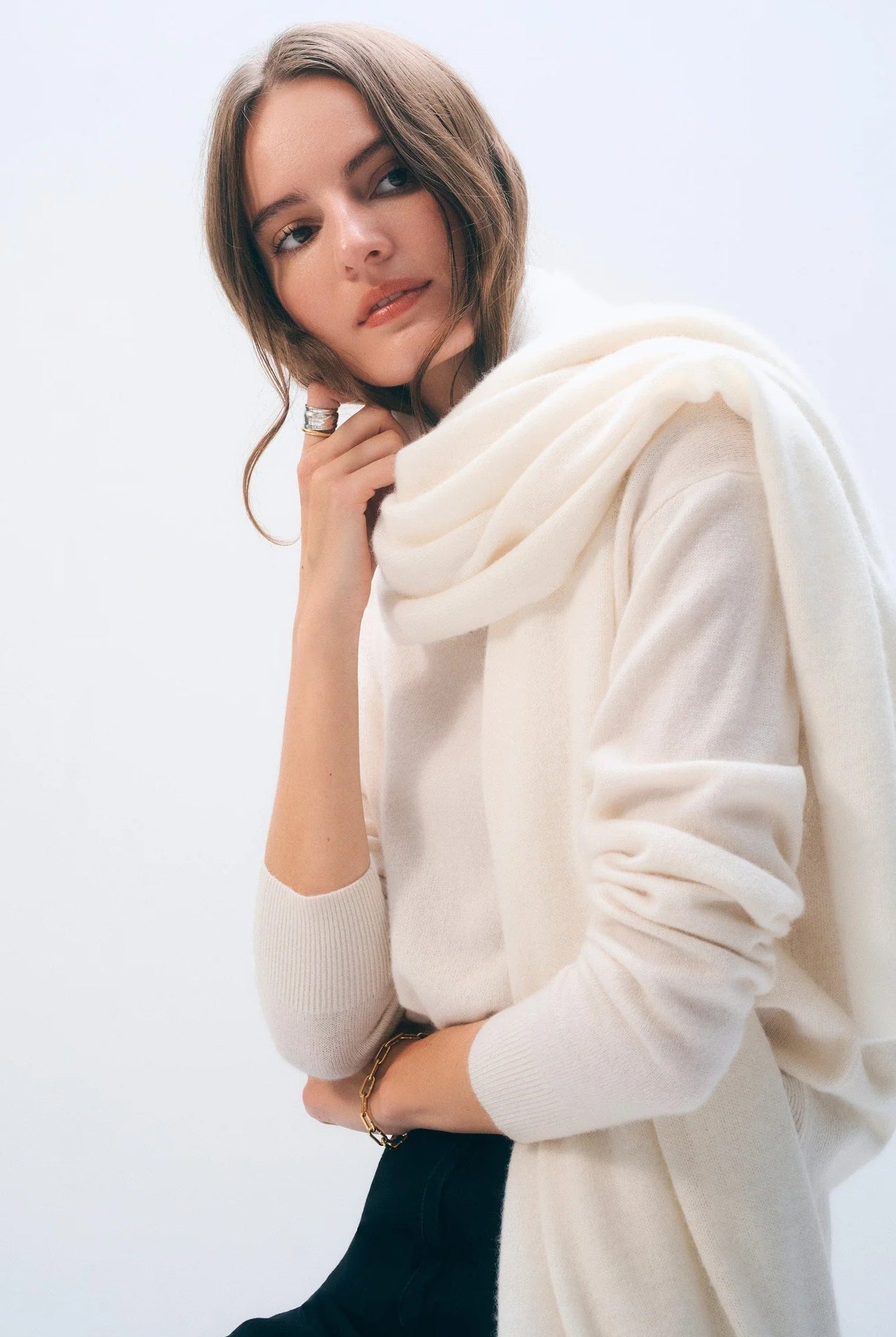 CASHMERE TRAVEL WRAP in soft white-sassanova