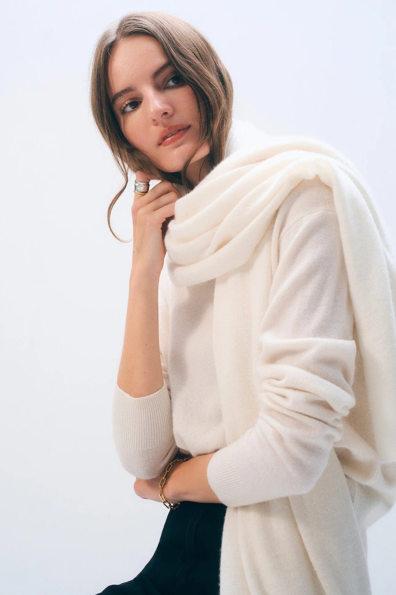 CASHMERE TRAVEL WRAP in soft white-sassanova