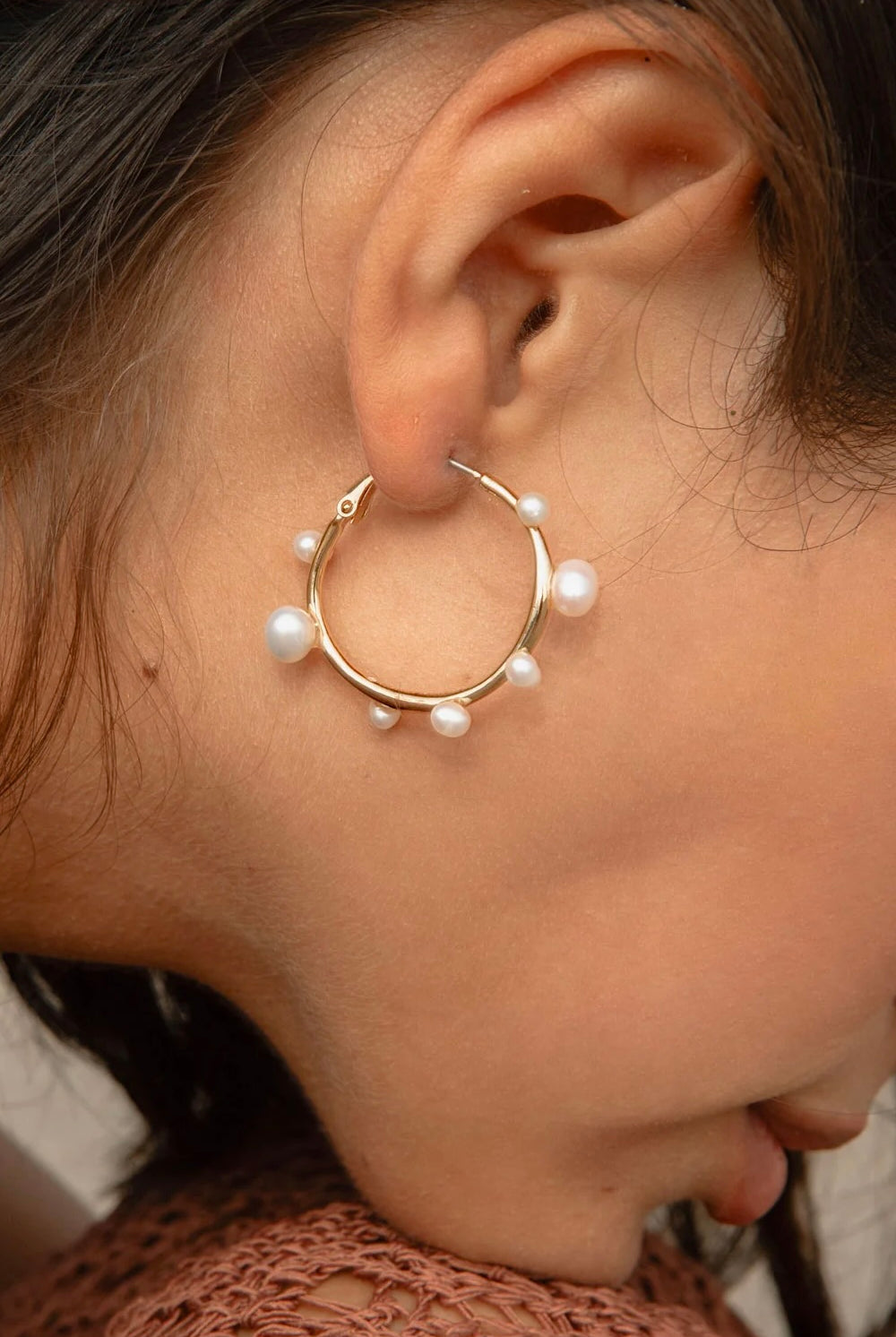 MINI ISLA PEARL HOOPS- GOLD/WHITE - Earrings - Sassanova
