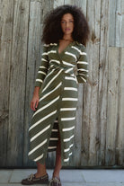 Elllicot long-sleeved dress with green and white stripes and knot twist waist-sassanova