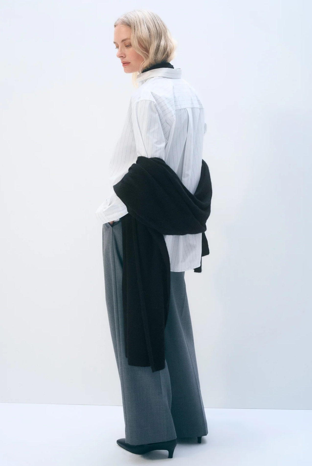 CASHMERE TRAVEL WRAP in black-sassanova