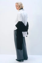 CASHMERE TRAVEL WRAP in black-sassanova