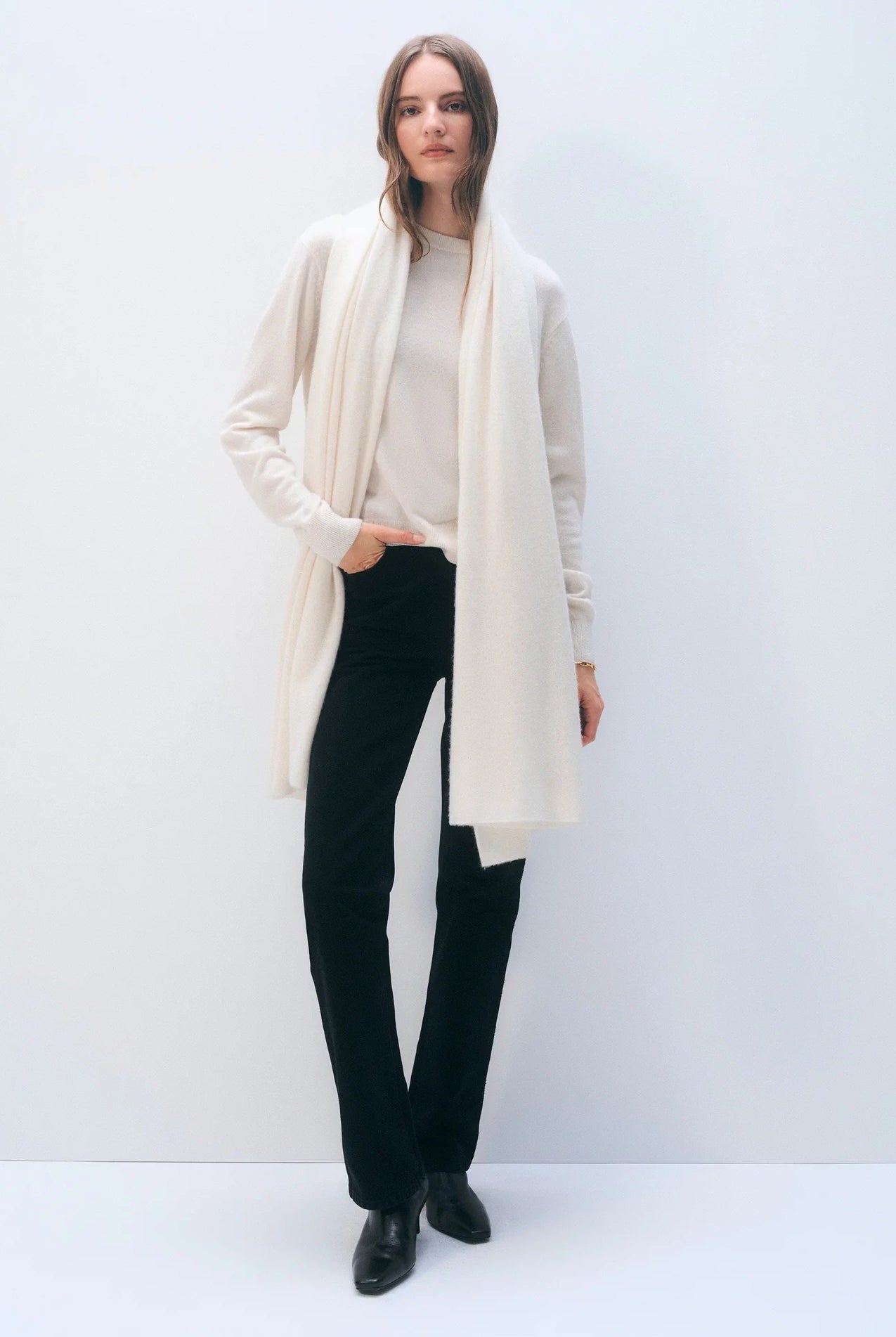 CASHMERE TRAVEL WRAP in soft white-sassanova