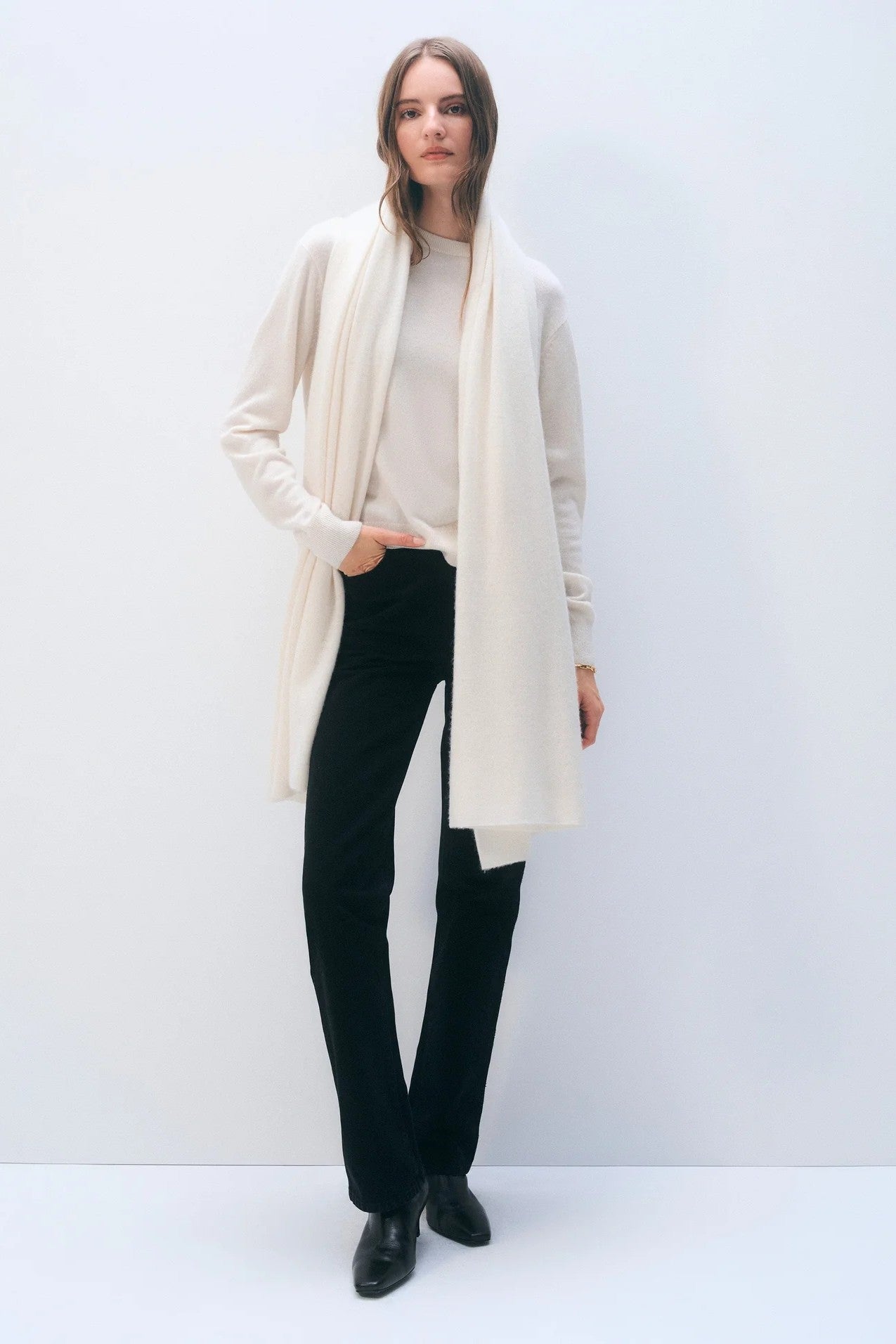 CASHMERE TRAVEL WRAP in soft white-sassanova