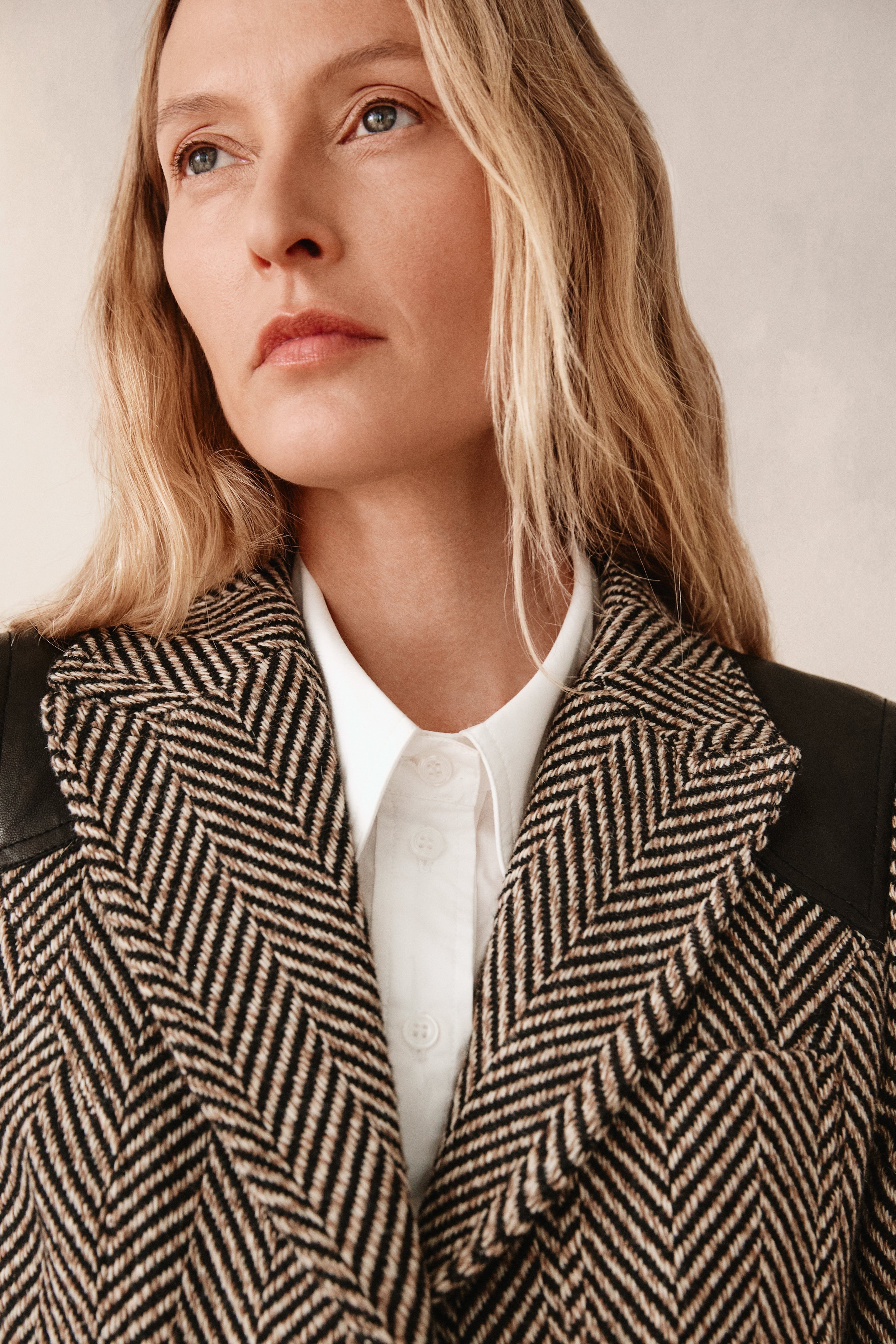 SADDLE PATCH EQUESTRIAN BLAZER in tobacco color with herringbone pattern-sassanova