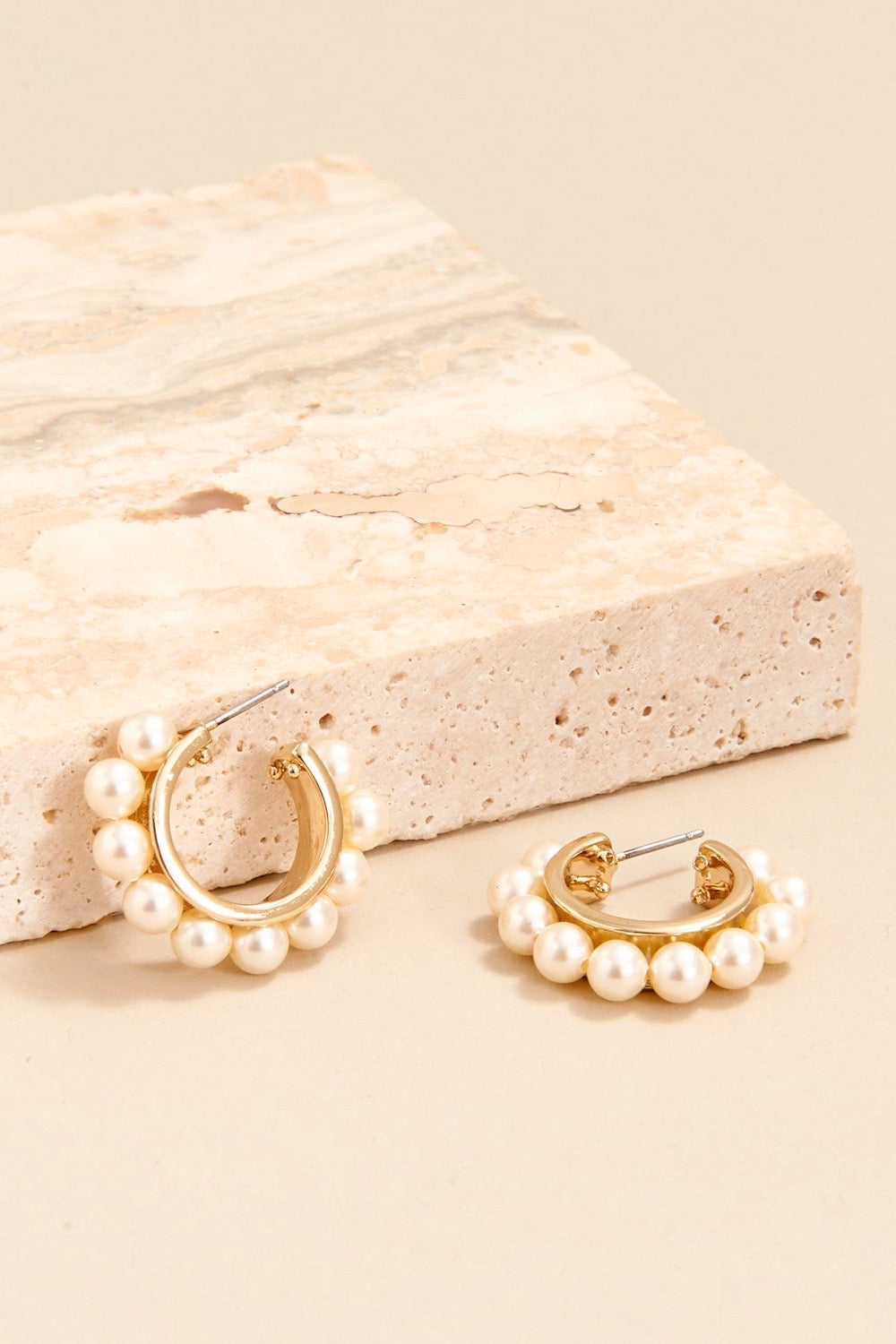 WYNNIE PEARL HOOP EARRING - Earrings - Sassanova