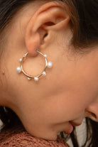 MINI ISLA PEARL HOOPS- GOLD/WHITE - Earrings - Sassanova