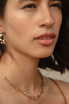 MINI ISLA PEARL HOOPS- GOLD/WHITE - Earrings - Sassanova