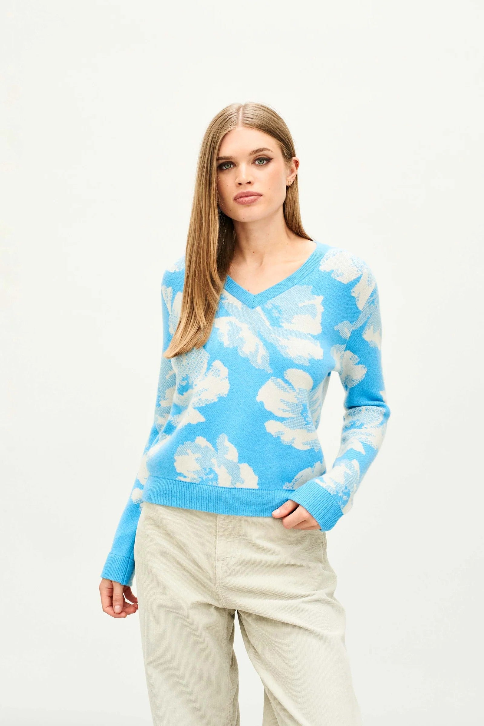 GEO FLORAL VEE - Sweaters - Sassanova