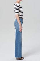 KIMBERLY PATCH POCKET FLARE JEAN - Jeans - Sassanova