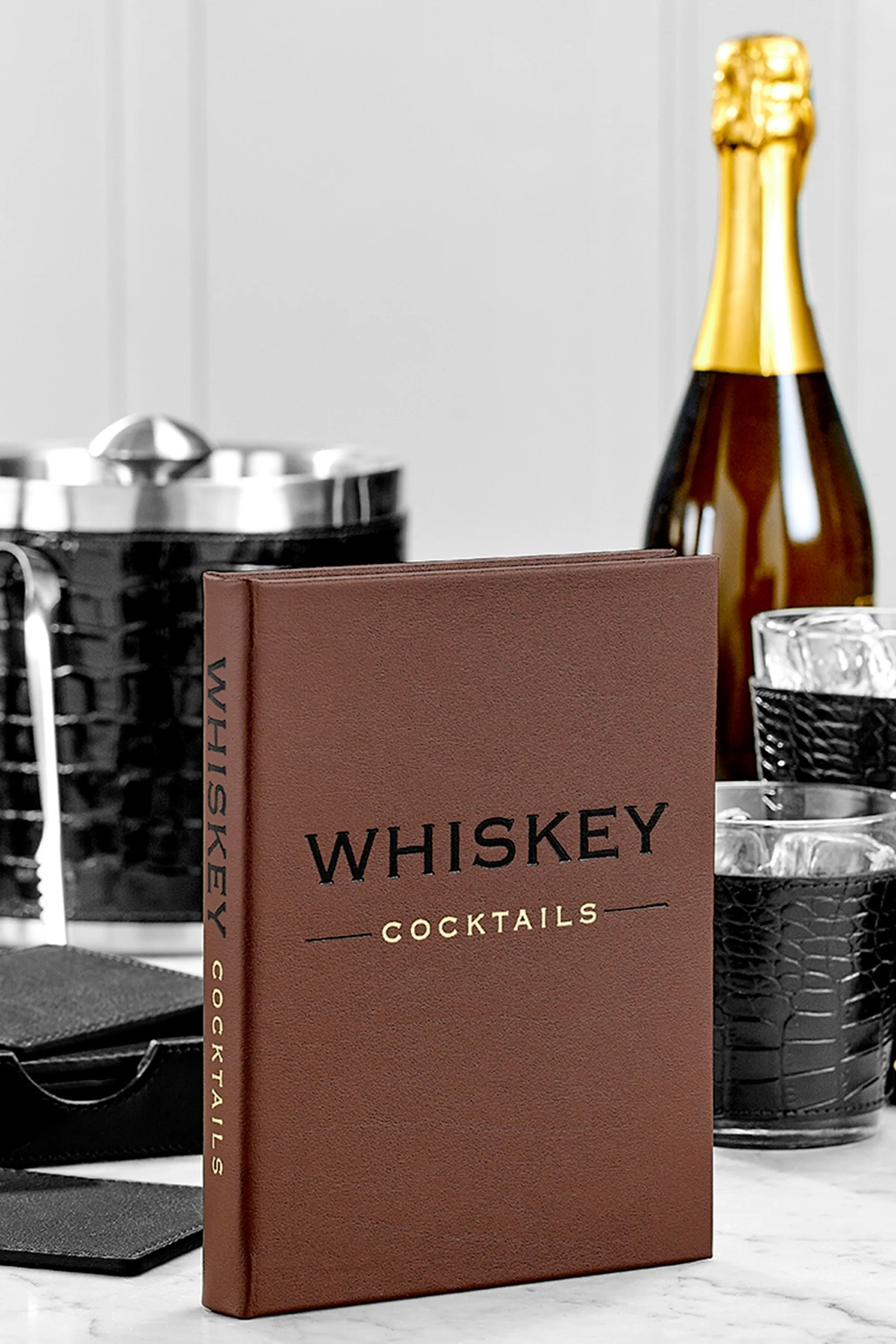 WHISKEY COCKTAILS BOOK
novaman
