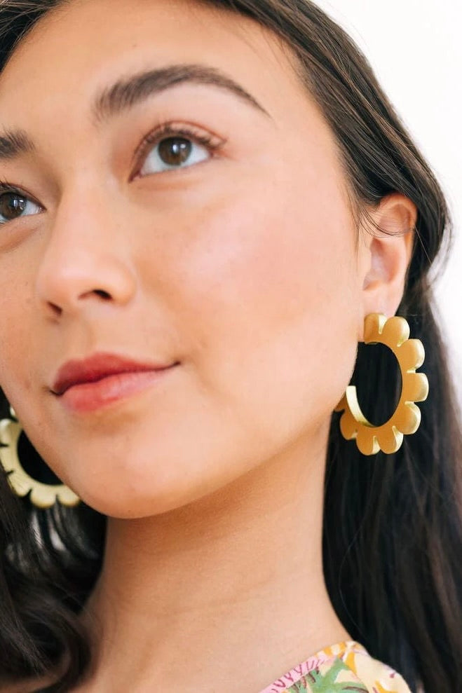 GOLD FLOWER OUTLINE HOOPS
sassanova