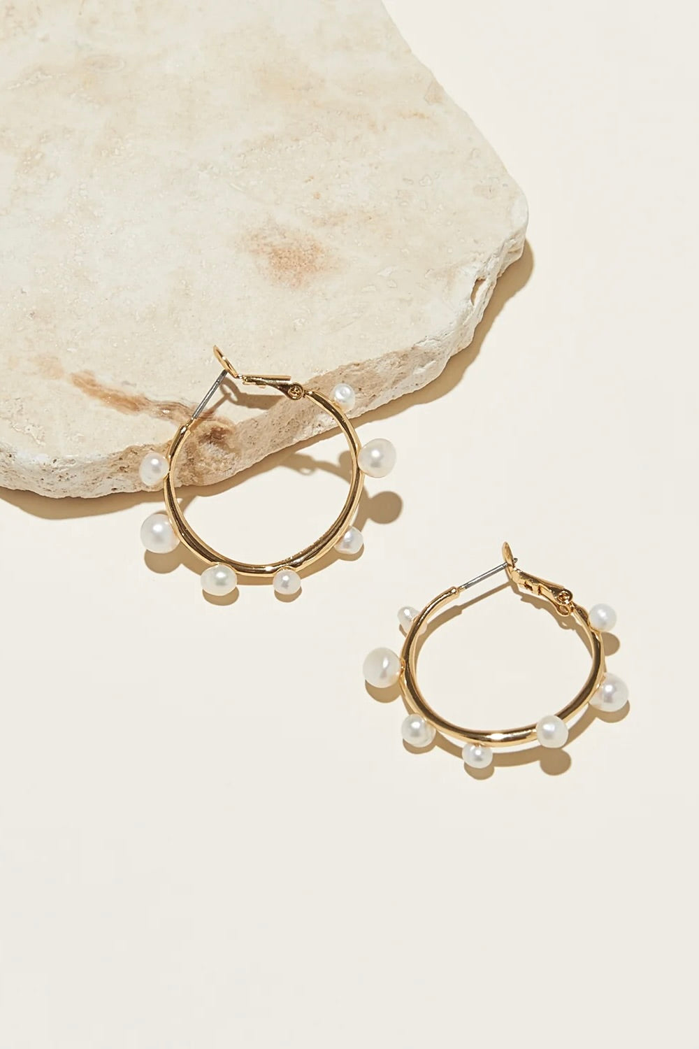 MINI ISLA PEARL HOOPS- GOLD/WHITE - Earrings - Sassanova