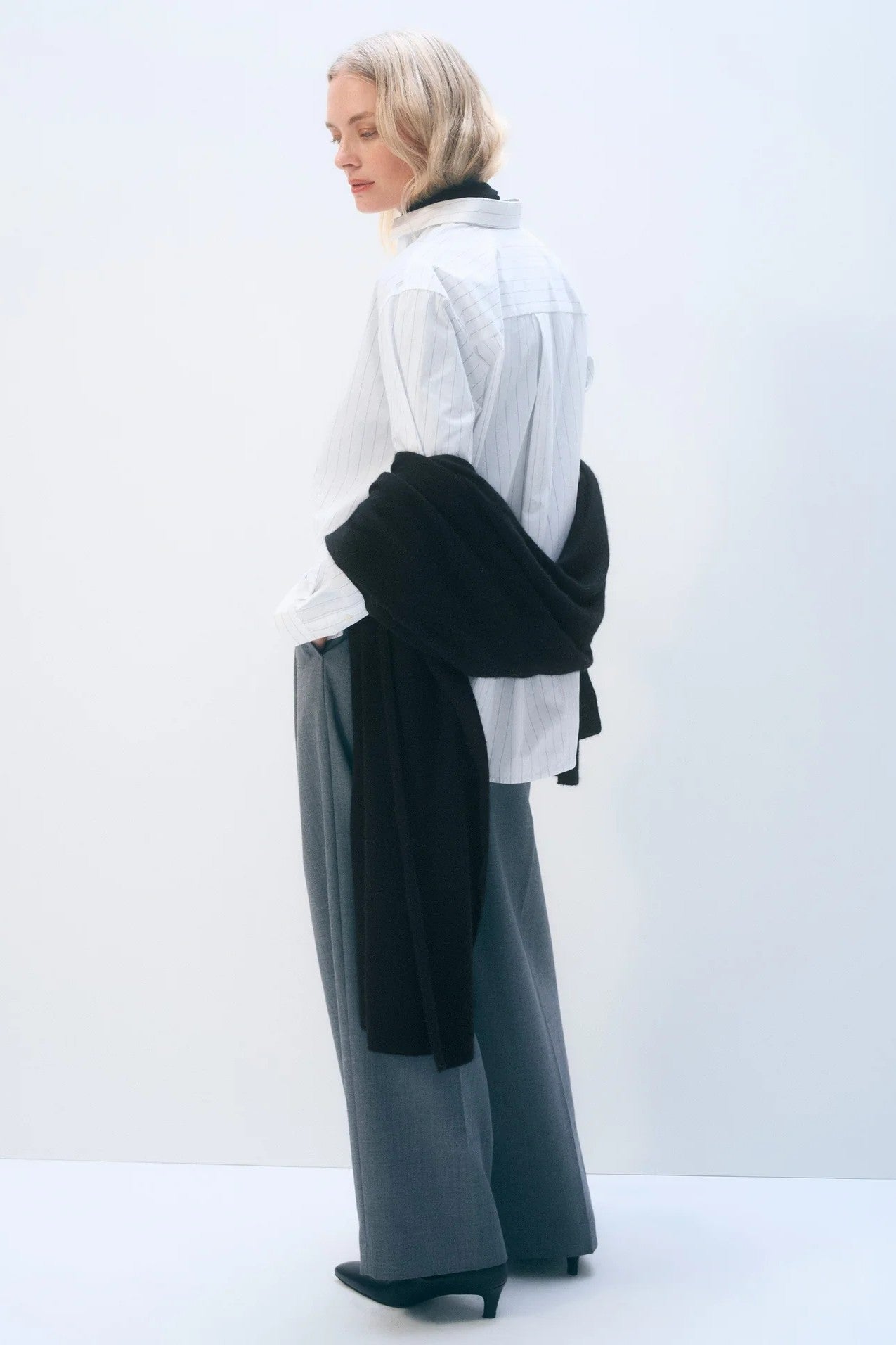 CASHMERE TRAVEL WRAP in black-sassanova