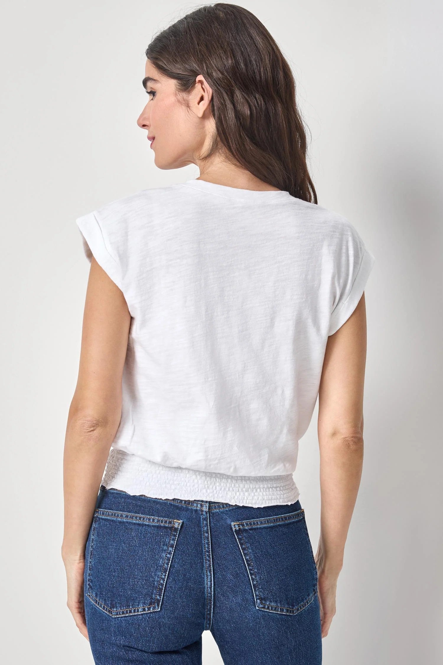 SMOCKED HEM V-NECK TEE - T-shirts - Sassanova