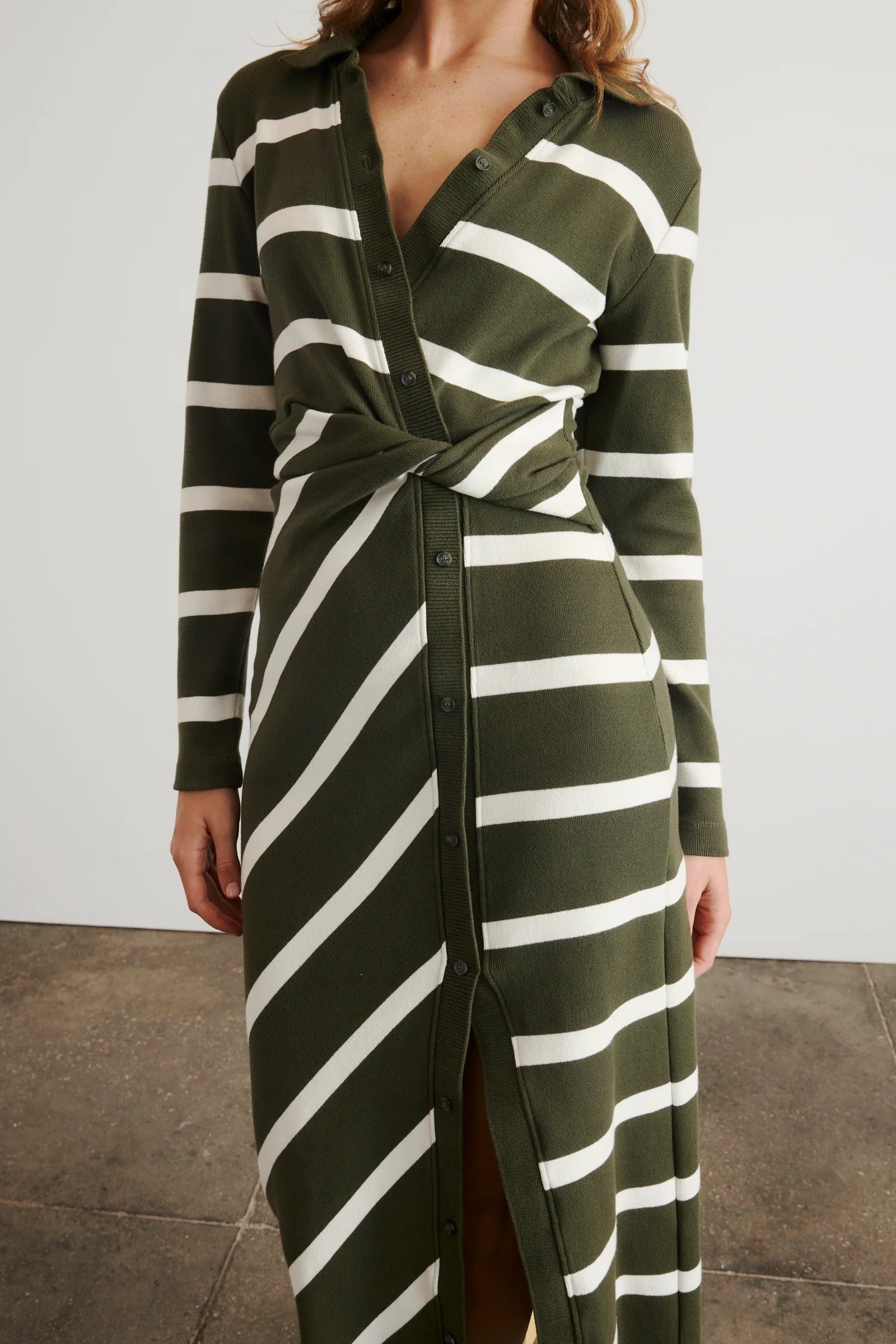 Elllicot long-sleeved dress with green and white stripes and knot twist waist-sassanova