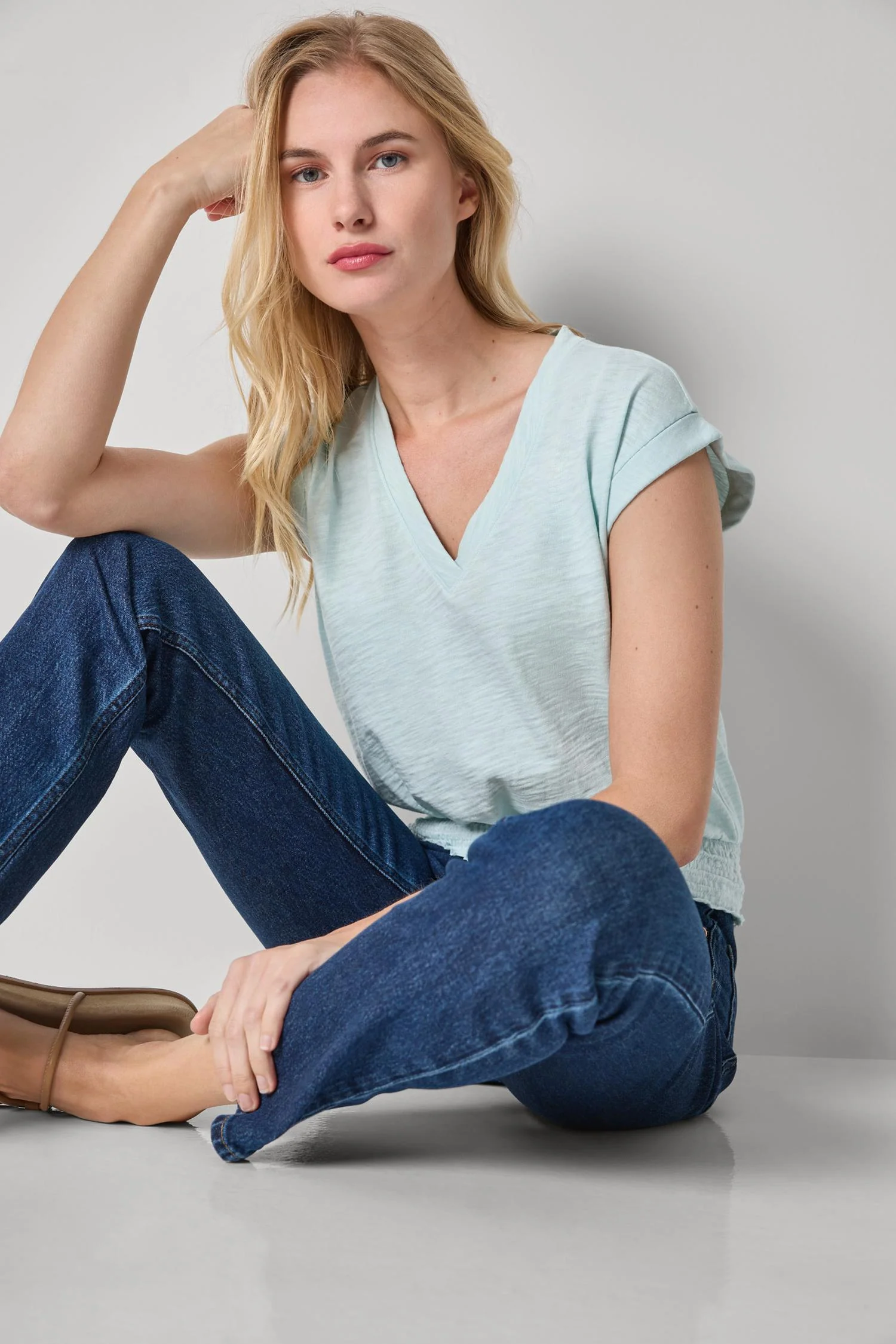 SMOCKED HEM V-NECK TEE - T-shirts - Sassanova